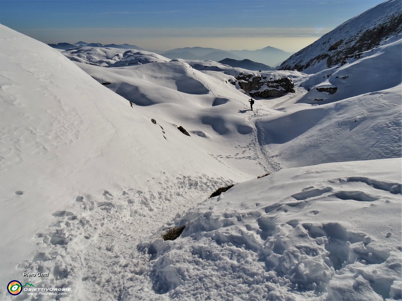 60  Scendendo lo splendido vallone innevato .JPG